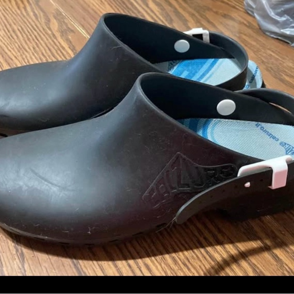 Calzuro slip resistant shoes size 11 women’s